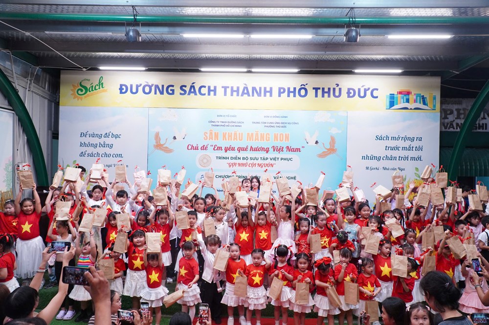 Sắc màu Việt phục truyền thống tỏa sáng tại Đường Sách TP Thủ Đức - ảnh 3