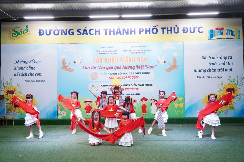 Sắc màu Việt phục truyền thống tỏa sáng tại Đường Sách TP Thủ Đức - ảnh 1