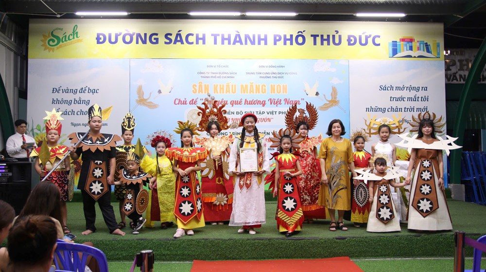 Sắc màu Việt phục truyền thống tỏa sáng tại Đường Sách TP Thủ Đức - ảnh 2