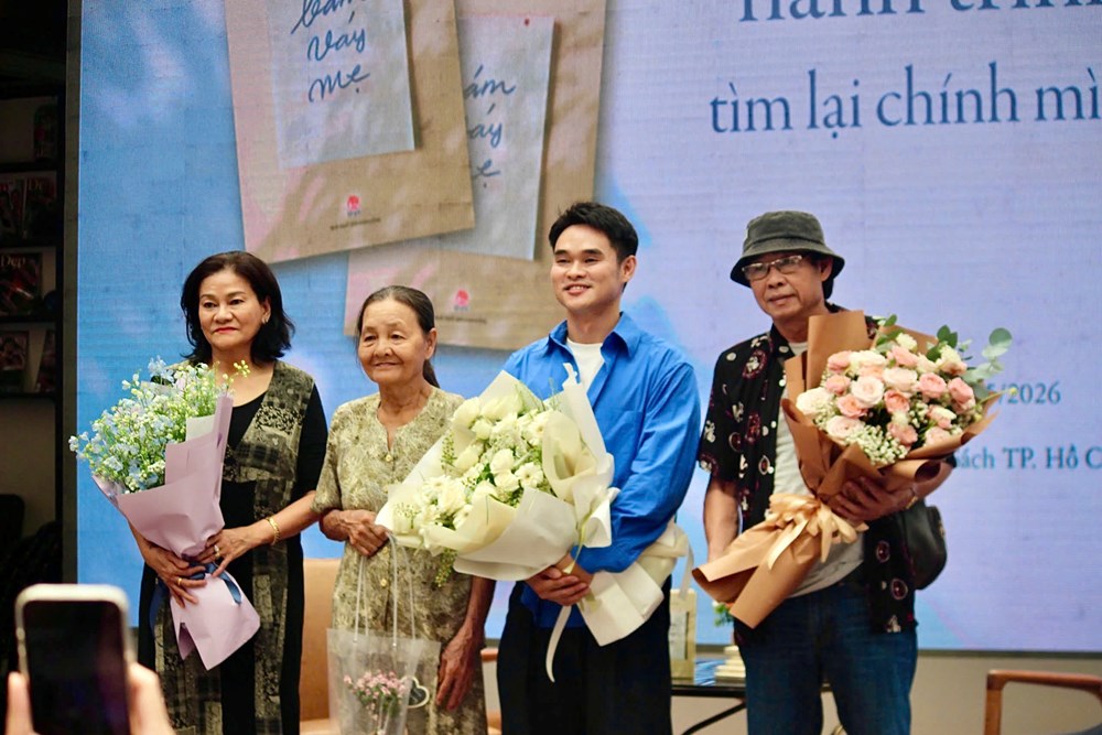Ra mắt tự truyện chữa lành “Bám váy mẹ” - ảnh 3