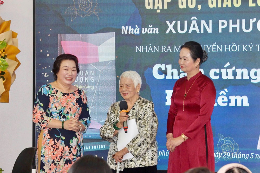 Đạo diễn Xuân Phượng ra mắt hồi ký “Chân cứng đá mềm” - ảnh 1