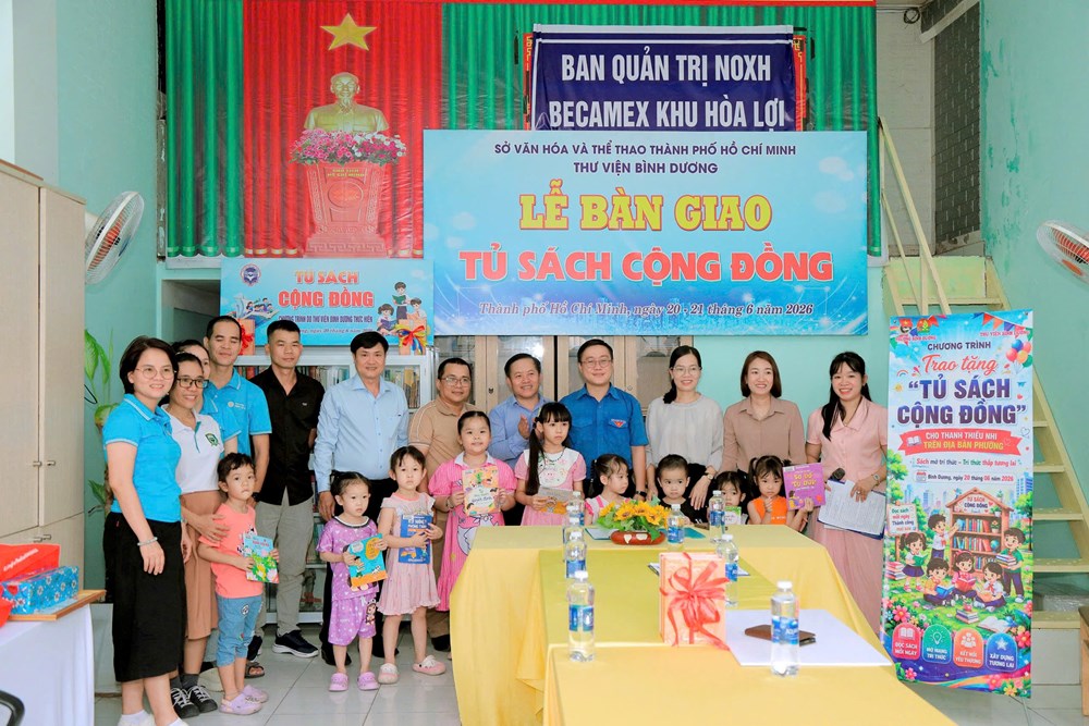 Thư viện Bình Dương trao tặng “Tủ sách cộng đồng”, lan tỏa văn hóa đọc đến người lao động - ảnh 1