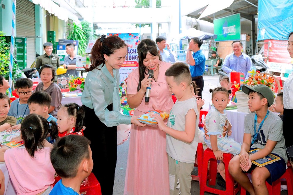 Thư viện Bình Dương trao tặng “Tủ sách cộng đồng”, lan tỏa văn hóa đọc đến người lao động - ảnh 2