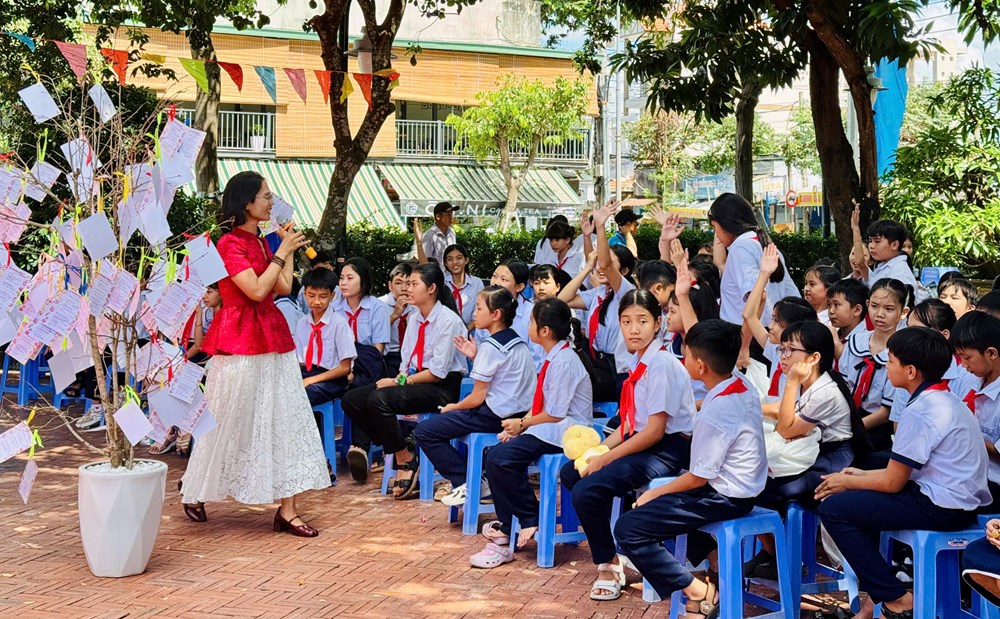 Trao tặng 550 đầu sách tại nhà lưu niệm Anh hùng Võ Thị Sáu - ảnh 5