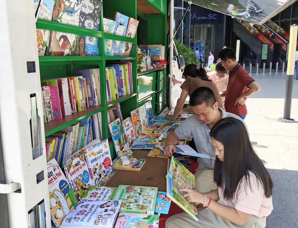 Chuyến xe “Hành trình Ánh sáng tri thức” lan toả văn hoá đọc - ảnh 4