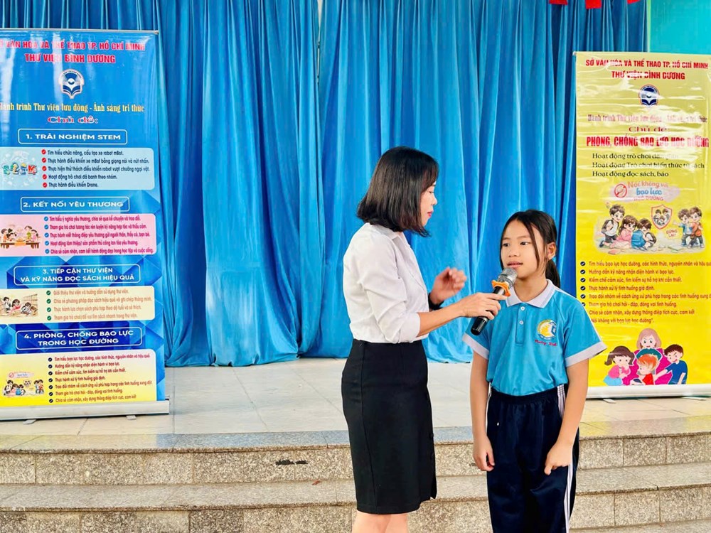 Chuyến xe “Hành trình Ánh sáng tri thức” lan toả văn hoá đọc - ảnh 5