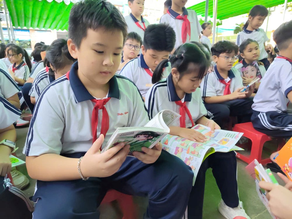 Chuyến xe “Hành trình Ánh sáng tri thức” lan toả văn hoá đọc - ảnh 2