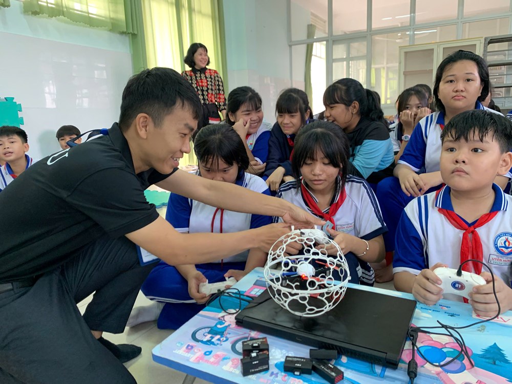 Chuyến xe “Hành trình Ánh sáng tri thức” lan toả văn hoá đọc - ảnh 3