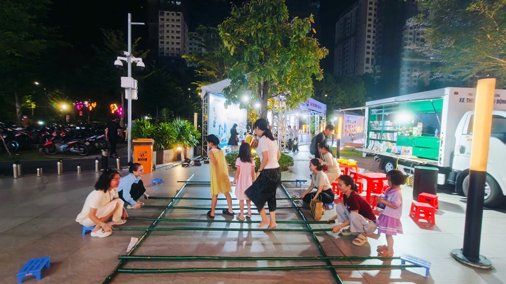 Chuyến xe “Hành trình Ánh sáng tri thức” lan toả văn hoá đọc - ảnh 1
