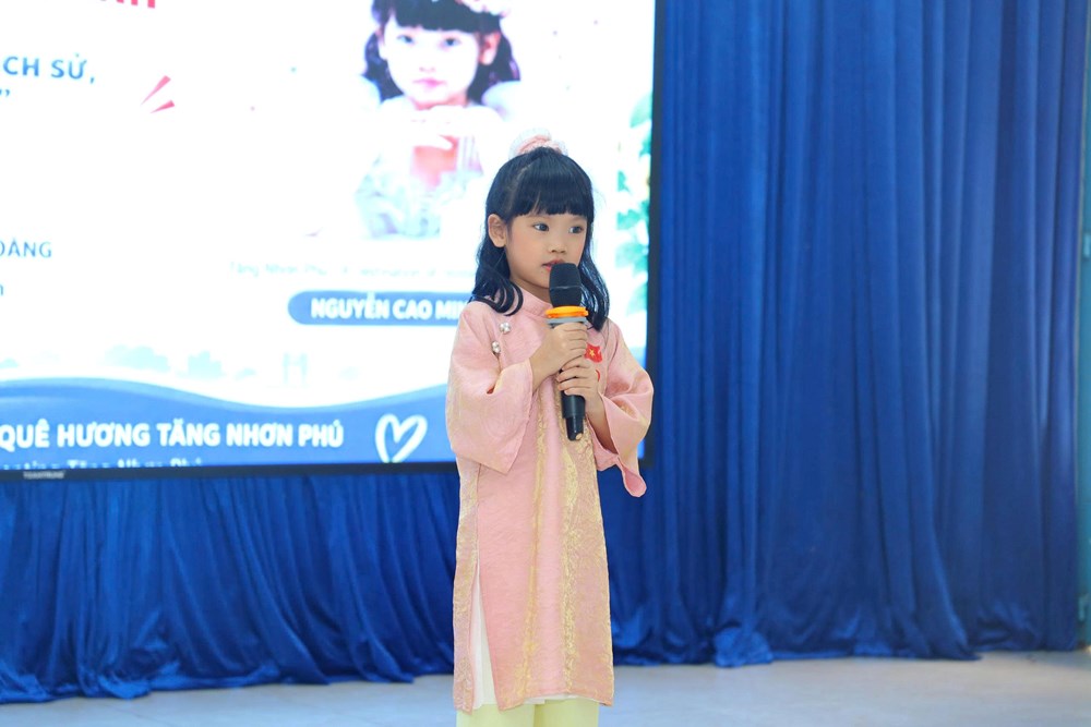 Tăng Nhơn Phú kể chuyện lịch sử, văn hóa bằng tiếng Anh - ảnh 1