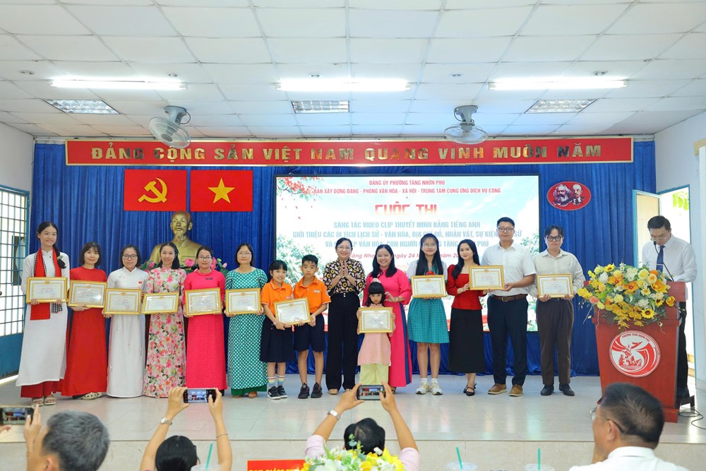 Tăng Nhơn Phú kể chuyện lịch sử, văn hóa bằng tiếng Anh - ảnh 4