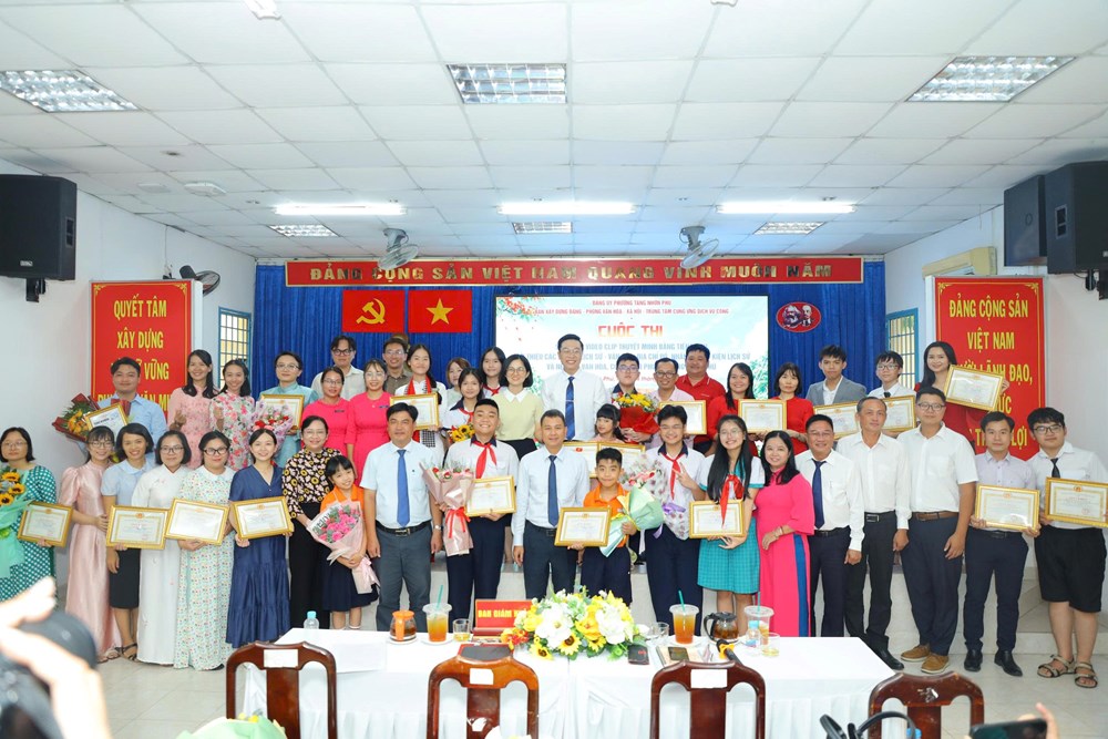 Tăng Nhơn Phú kể chuyện lịch sử, văn hóa bằng tiếng Anh - ảnh 5