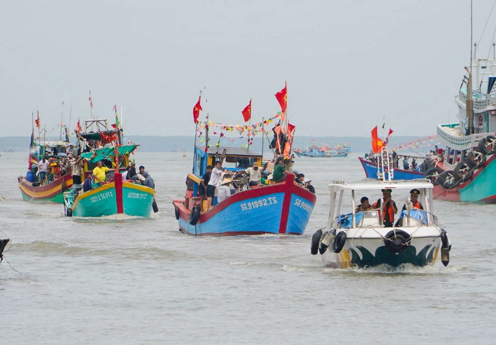 TP.HCM: Cần Giờ trang nghiêm lễ Nghinh Ông, rộn ràng trò chơi dân gian - ảnh 1