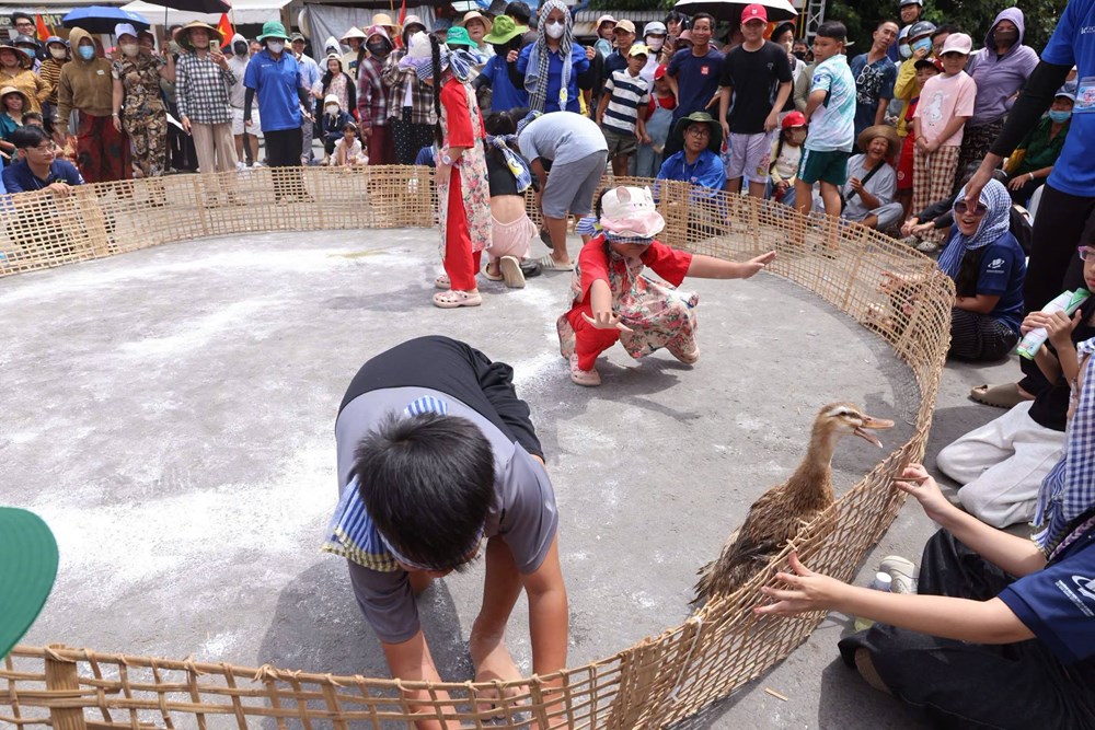 TP.HCM: Cần Giờ trang nghiêm lễ Nghinh Ông, rộn ràng trò chơi dân gian - ảnh 6