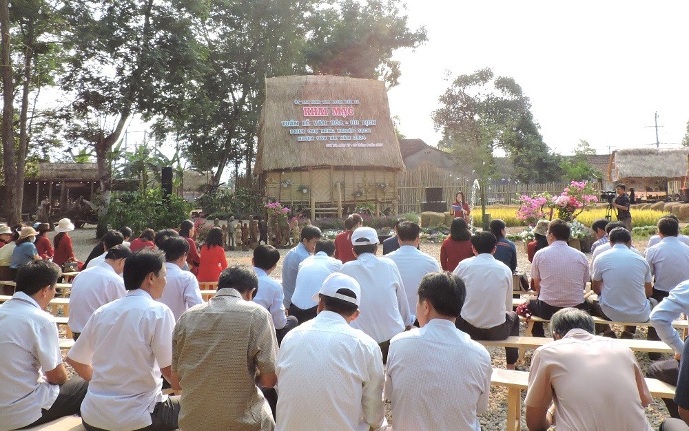 Khai mạc Tuần lễ Văn hóa – Du lịch gắn với Phiên chợ Nông nghiệp sạch huyện Đăk Hà năm 2024 - ảnh 1