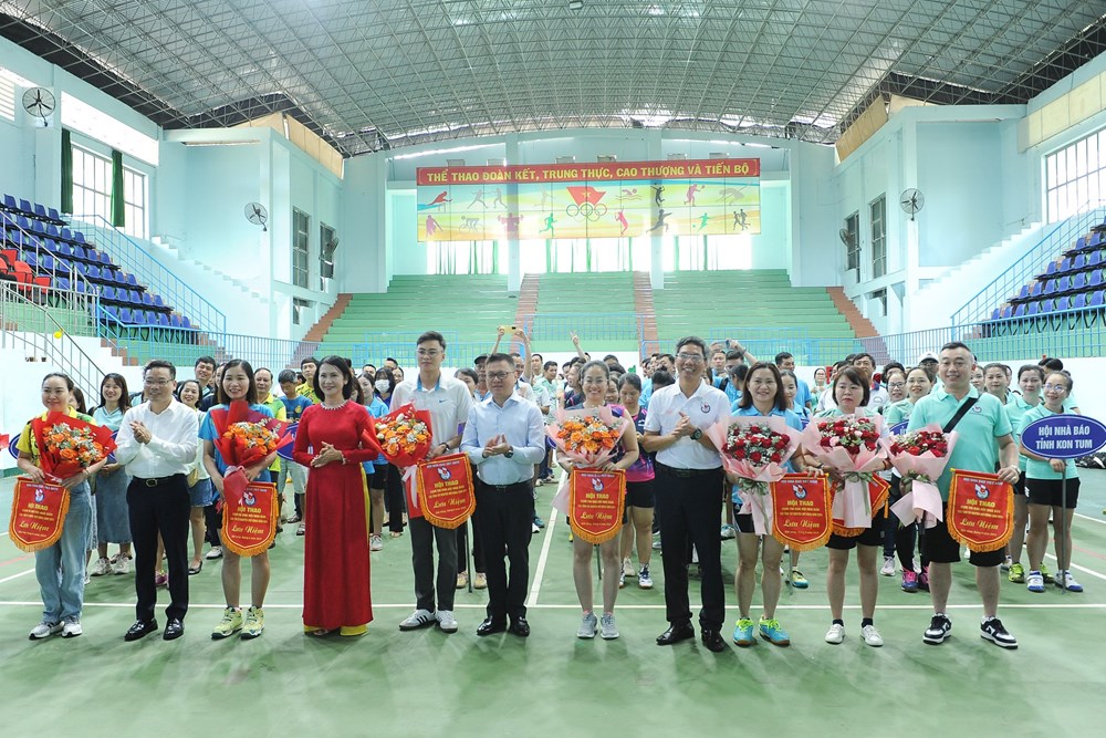 Hơn 200 VĐV tham dự Hội thao báo chí Cụm thi đua khu vực Tây Nguyên - ảnh 1