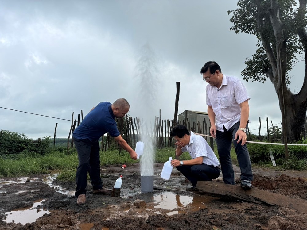 Giếng khoan tự phun nước cao hàng chục mét do khoan trúng túi khí - ảnh 1