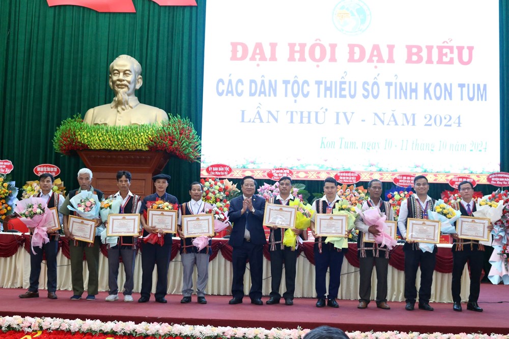Các dân tộc tỉnh Kon Tum đoàn kết, đổi mới, sáng tạo, phát huy lợi thế, tiềm năng, hội nhập và phát triển bền vững - ảnh 7