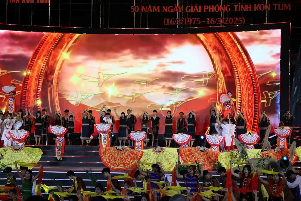 Kon Tum long trọng kỷ niệm 50 năm Ngày giải phóng - ảnh 9