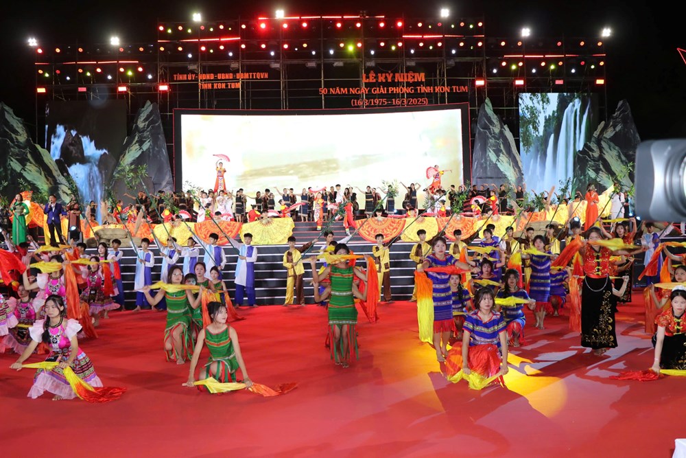 Kon Tum long trọng kỷ niệm 50 năm Ngày giải phóng - ảnh 8