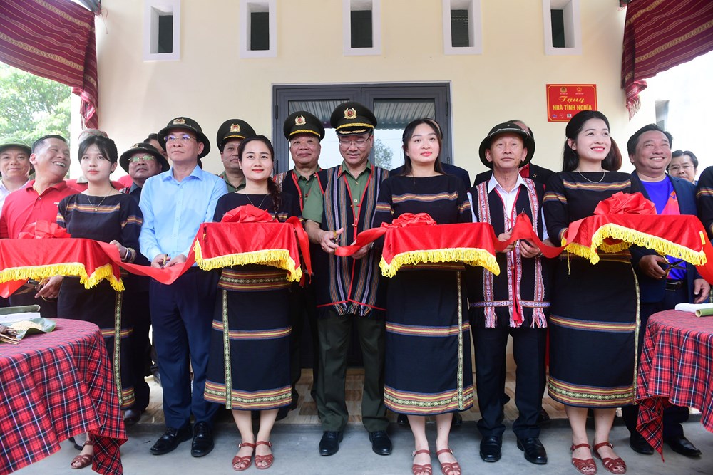 Bộ Công an hỗ trợ tỉnh Kon Tum 84 tỉ đồng xoá nhà tạm, nhà dột nát - ảnh 4