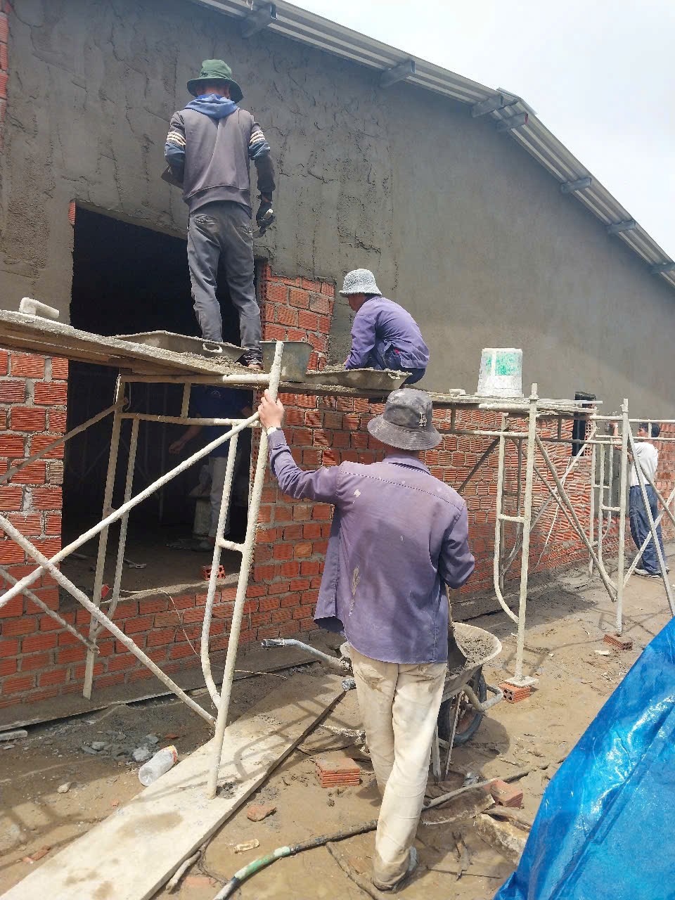 Công ty Cổ phần Thủy điện Vĩnh Sơn - Sông Hinh ủng hộ 3,5 tỉ đồng hỗ trợ xóa nhà tạm, nhà dột nát tại huyện Kon Plông - ảnh 3
