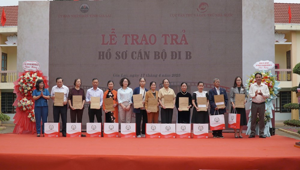 Gia Lai: Nhiều hồ sơ, kỷ vật cán độ đi B được trao tận tay cho thân nhân - ảnh 3