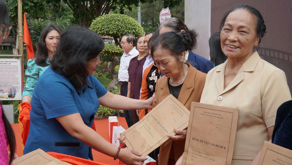 Gia Lai: Nhiều hồ sơ, kỷ vật cán độ đi B được trao tận tay cho thân nhân - ảnh 2