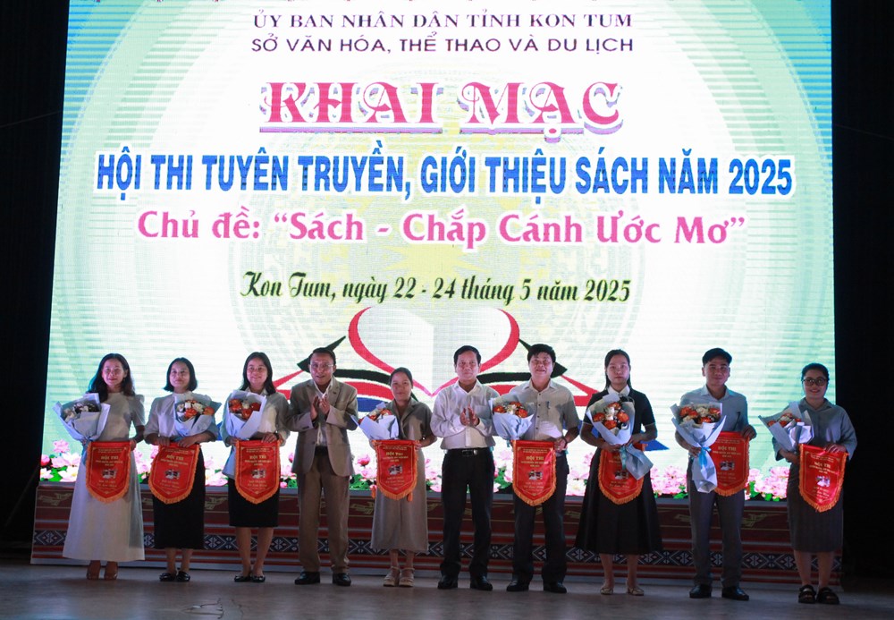 Trao giải Hội thi tuyên truyền, giới thiệu sách và Cuộc thi “Đại sứ văn hóa đọc” năm 2025 - ảnh 1