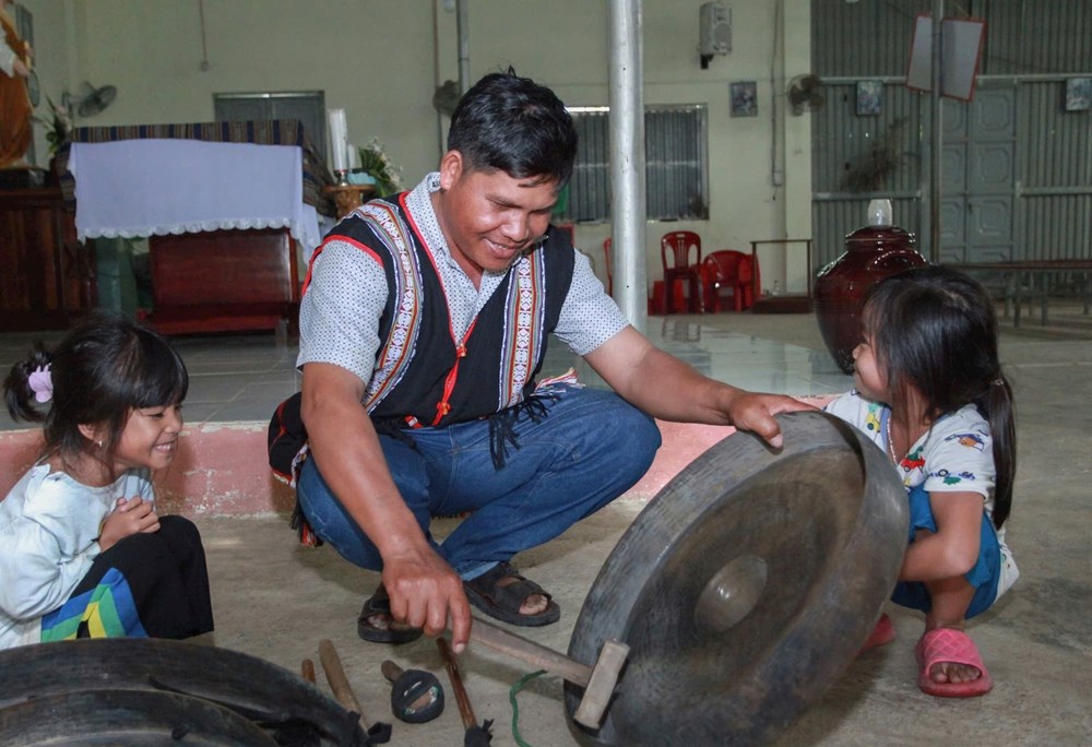 Nghệ nhân A Glững: Người giữ hồn cồng chiêng giữa đại ngàn - ảnh 2
