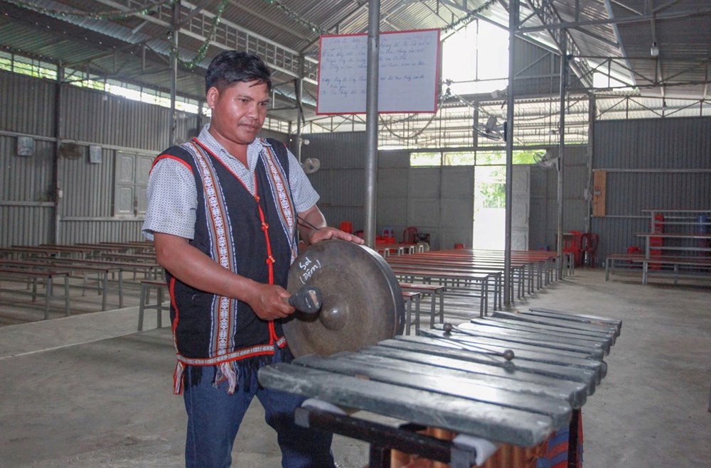 Nghệ nhân A Glững: Người giữ hồn cồng chiêng giữa đại ngàn - ảnh 3