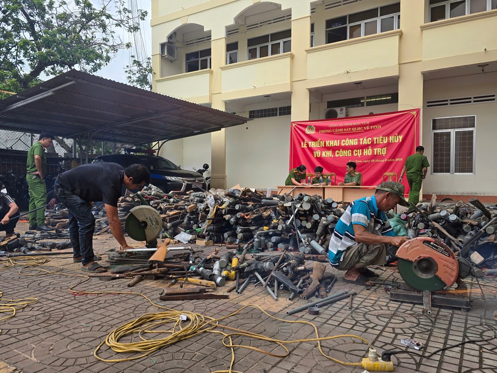 Kon Tum: Tiêu hủy gần 2.000 vũ khí, công cụ hỗ trợ do người dân tự nguyện giao nộp - ảnh 1
