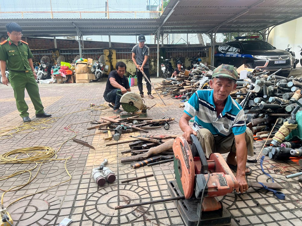 Kon Tum: Tiêu hủy gần 2.000 vũ khí, công cụ hỗ trợ do người dân tự nguyện giao nộp - ảnh 3