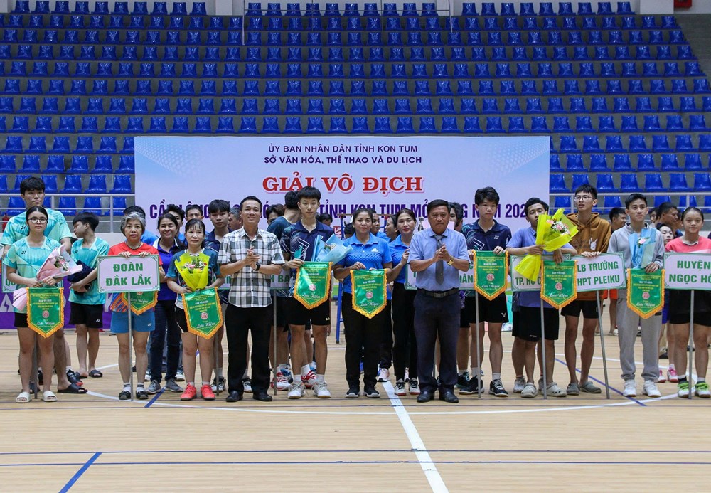 Lễ khai mạc Giải Cầu lông các nhóm tuổi mở rộng tỉnh Kon Tum năm 2025 - ảnh 1