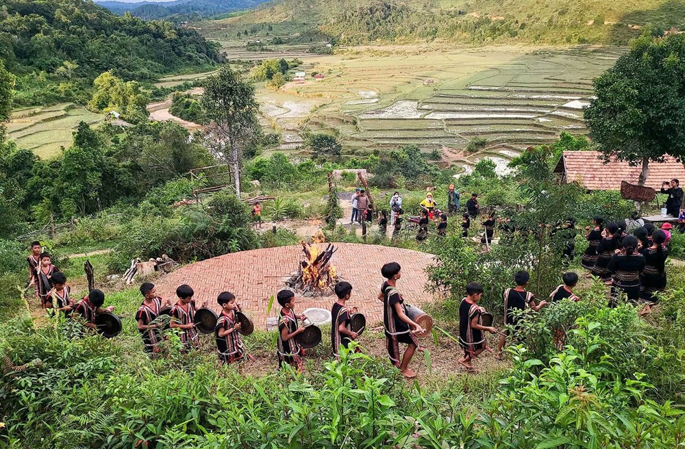 Huyện Kon Plông (Kon Tum): Bảo tồn bản sắc văn hóa dân tộc để phát triển bền vững - ảnh 2