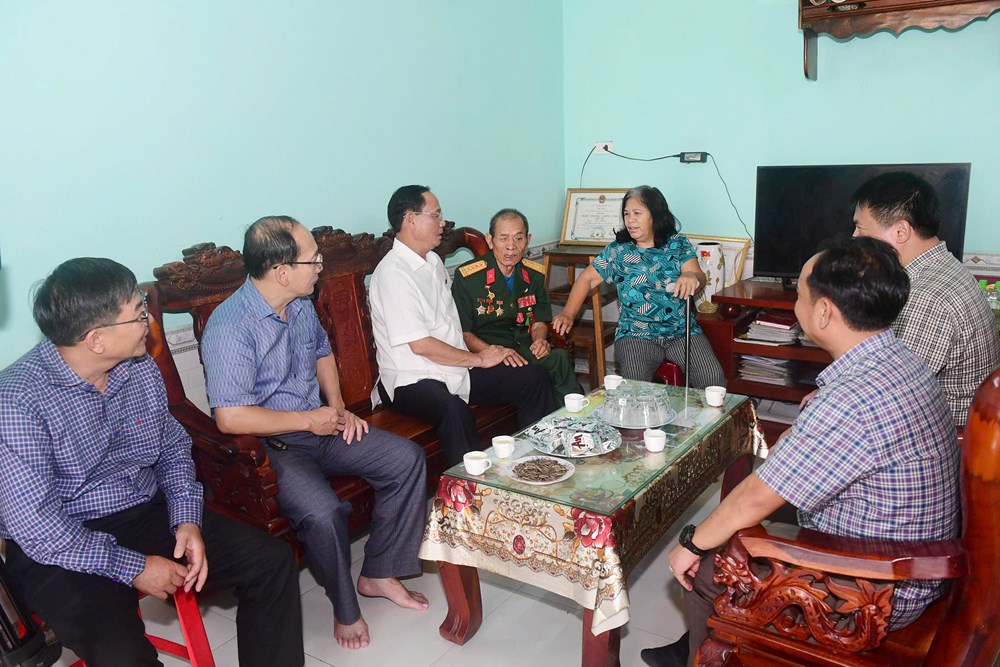 Phó Chủ tịch Quốc hội Trần Quang Phương thăm, tặng quà người có công tại Quảng Ngãi - ảnh 1