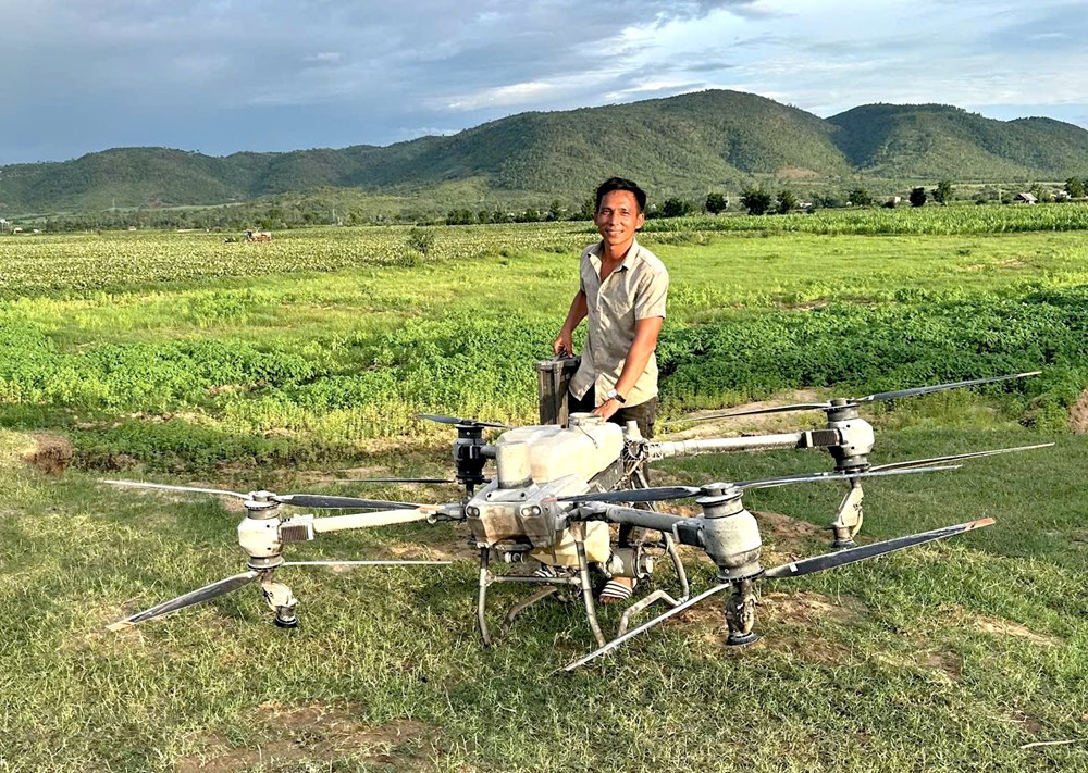 Người dân dùng drone cứu 2 em nhỏ giữa dòng nước xiết được tặng Bằng khen - ảnh 3