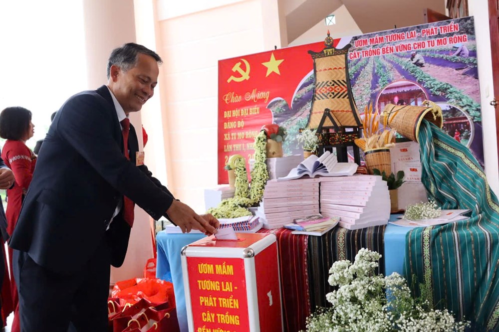 Không nhận hoa chúc mừng, Đại hội Đảng bộ xã Tu Mơ Rông tiếp nhận gần 800 triệu đồng hỗ trợ dân - ảnh 2