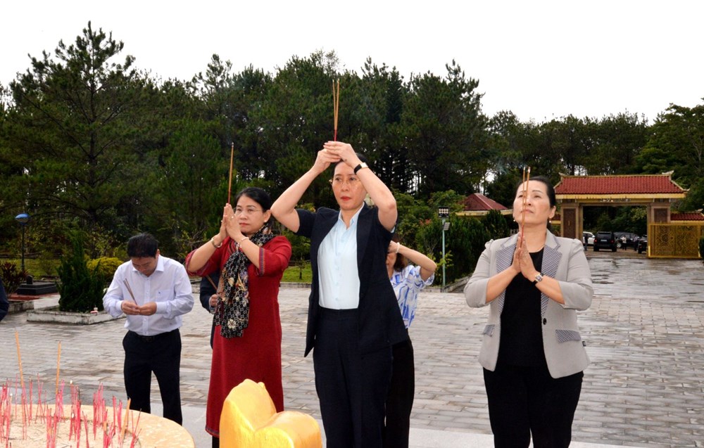 Bí thư Tỉnh ủy Quảng Ngãi dâng hương tưởng niệm các AHLS ở Măng Đen và Kon Braih - ảnh 1