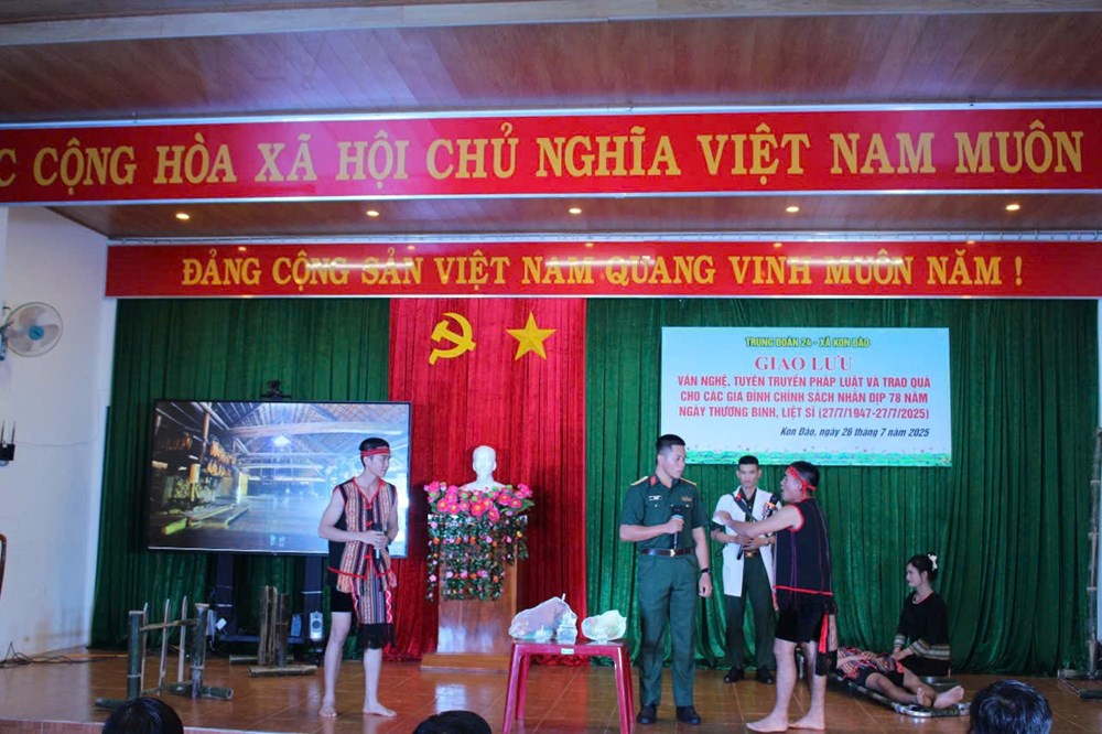 Sân khấu hóa – Dấu ấn đặc biệt trong công tác dân vận của Trung đoàn 24 - ảnh 2