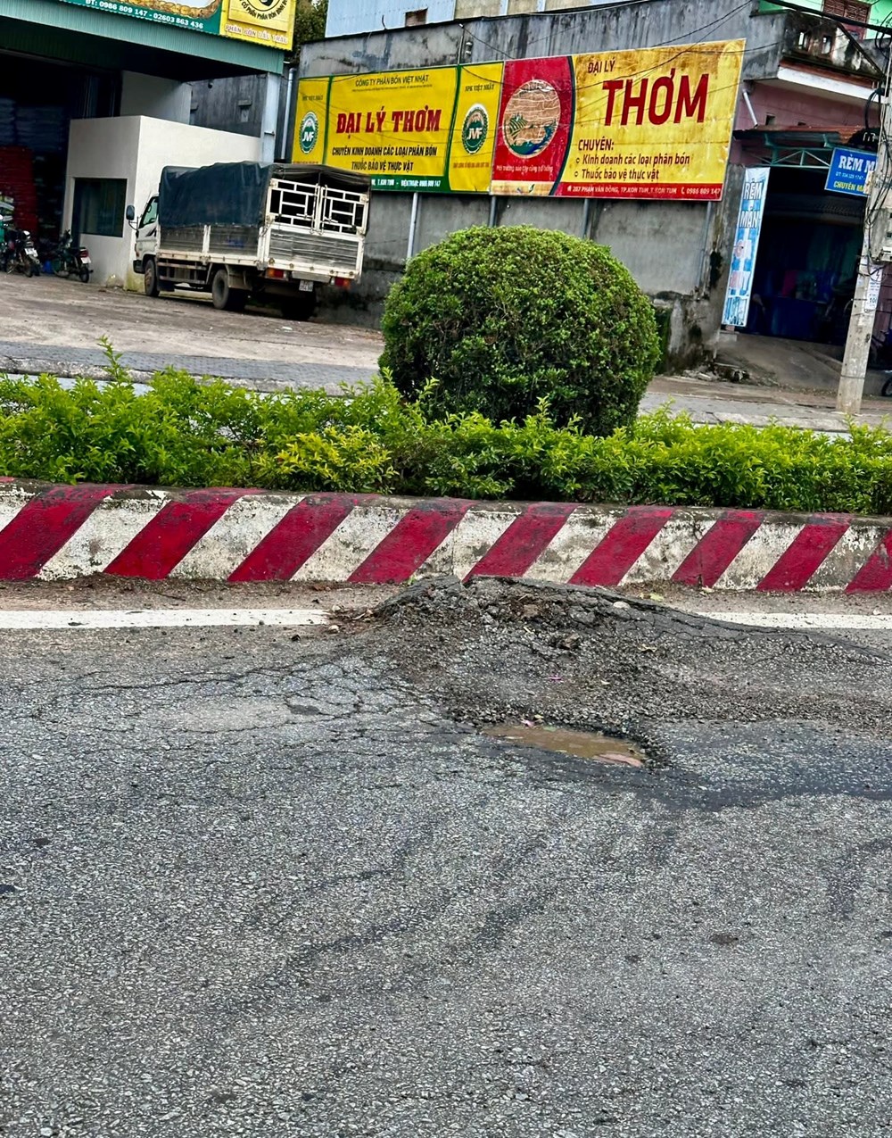 Tuyến đường giao thông huyết mạch ở 3 phường trung tâm phía Tây xuất hiện dày đặc ổ voi, ổ gà - ảnh 3
