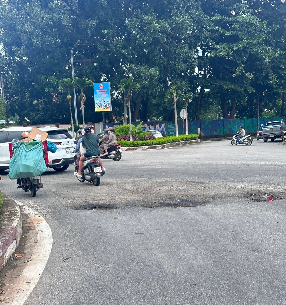 Tuyến đường giao thông huyết mạch ở 3 phường trung tâm phía Tây xuất hiện dày đặc ổ voi, ổ gà - ảnh 1