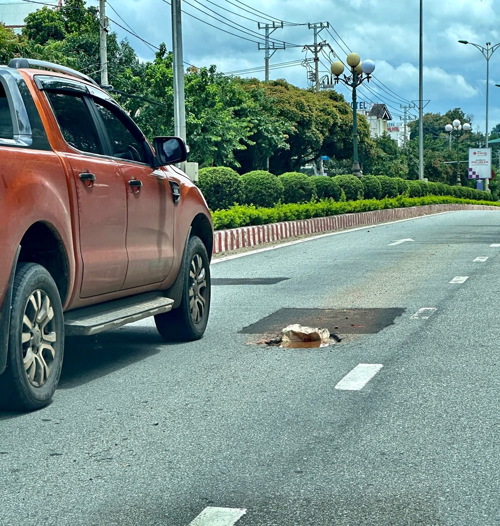 Tuyến đường giao thông huyết mạch ở 3 phường trung tâm phía Tây xuất hiện dày đặc ổ voi, ổ gà - ảnh 5