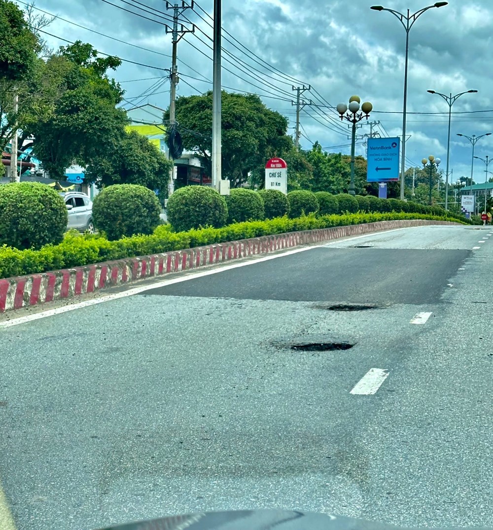 Tuyến đường giao thông huyết mạch ở 3 phường trung tâm phía Tây xuất hiện dày đặc ổ voi, ổ gà - ảnh 4
