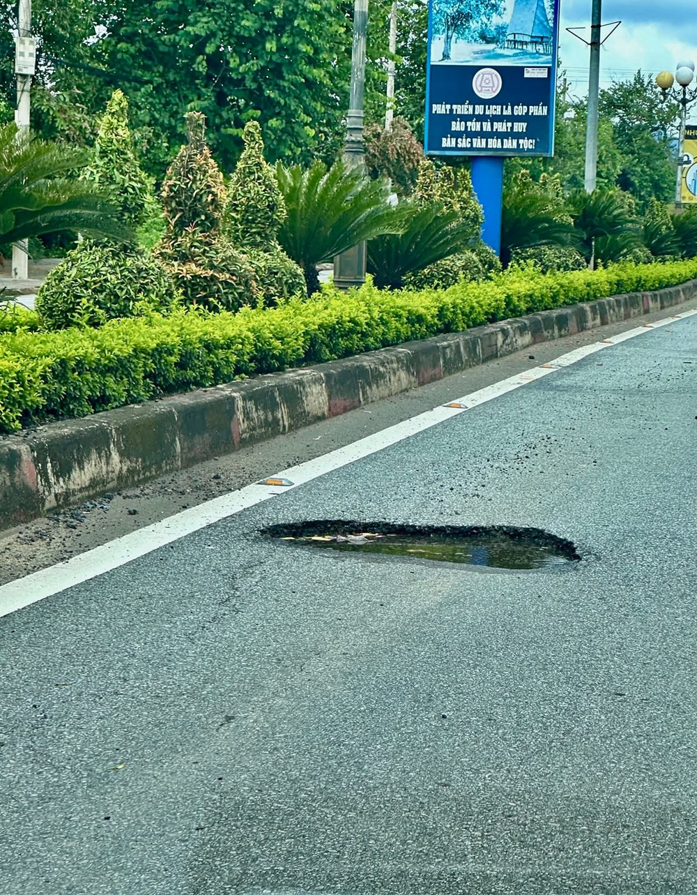 Tuyến đường giao thông huyết mạch ở 3 phường trung tâm phía Tây xuất hiện dày đặc ổ voi, ổ gà - ảnh 6