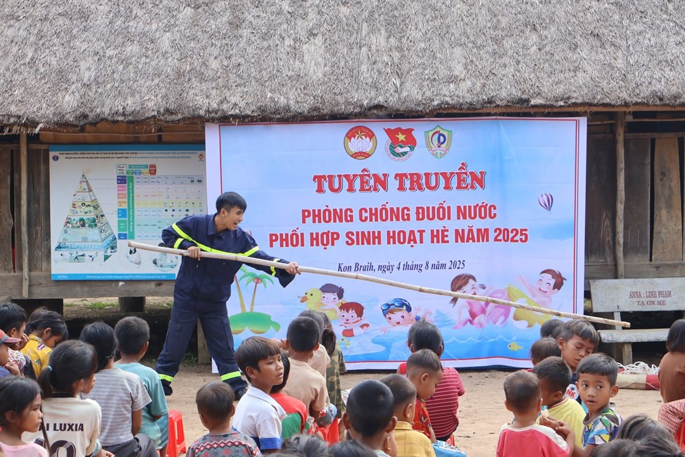 Tập huấn kỹ năng phòng chống đuối nước cho 200 học sinh xã Kon Braih - ảnh 4