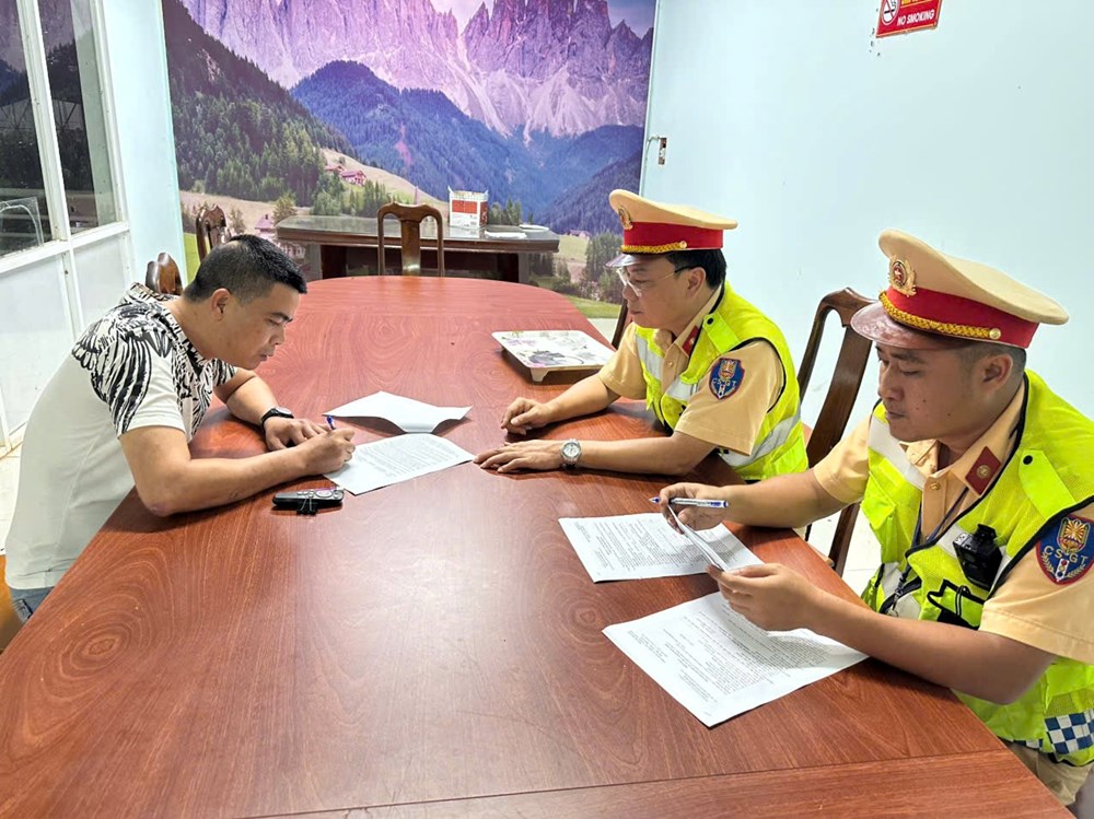 Đắk Lắk: Xử phạt hơn 234 triệu đồng xe khách chở quá 21 người, tài xế không có bằng lái - ảnh 2