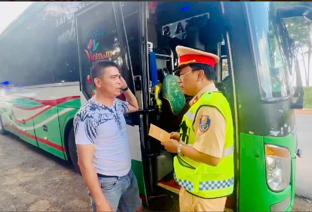 Đắk Lắk: Xử phạt hơn 234 triệu đồng xe khách chở quá 21 người, tài xế không có bằng lái - ảnh 1