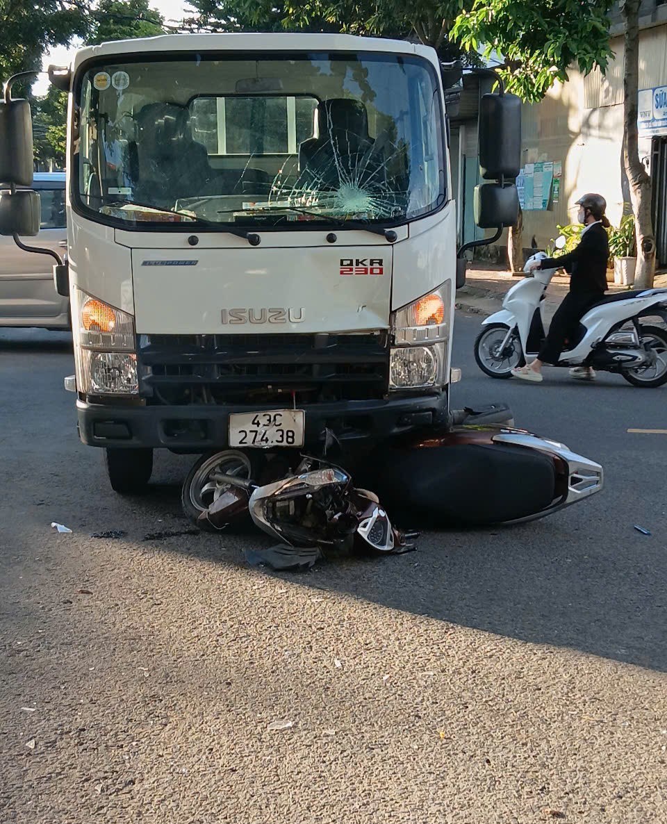 Xe tải lao như bay ở Quảng Ngãi, hất văng người phụ nữ gần chục mét giữa ngã tư - ảnh 3