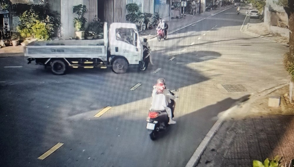 Xe tải lao như bay ở Quảng Ngãi, hất văng người phụ nữ gần chục mét giữa ngã tư - ảnh 1